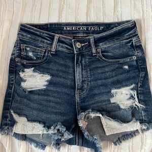 American eagle dark wash jean shorts with crochet pockets